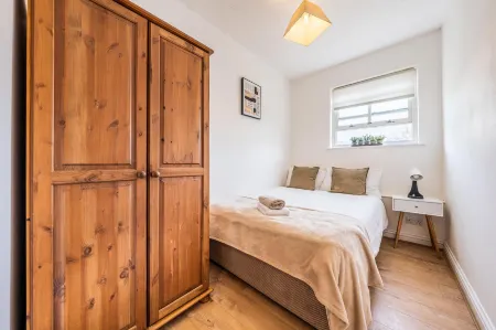 Bright & Spacious 2Br Apartment Stansted Airport & Bishops Stortford Town