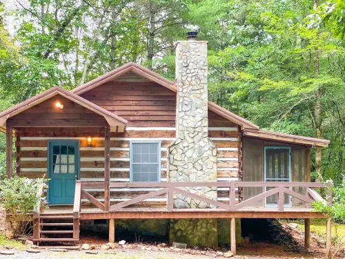 Cozy Cabin in woods with Hot Tub, Porch Swing Bed and Fire Pit in Aska Adventure