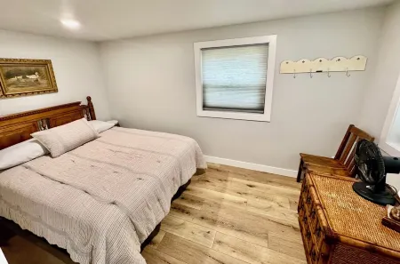 Lakeview Cabin- minutes from beach!