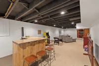 URBAN RETREAT - 4 BEDROOM HOUSE, FAMILY FRIENDLY with ARCADE, GAMES.. Hotels in West Des Moines