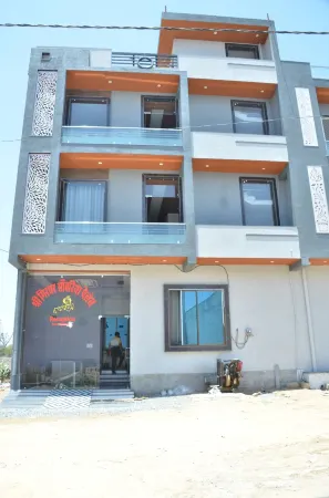 Girdhar Sanwaria Palace Отели рядом с достопримечательностью «khatushyam ji 332602»