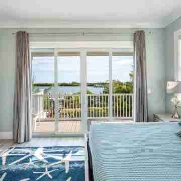 Springtide House by Brightwild Waterfront Pool Rooms