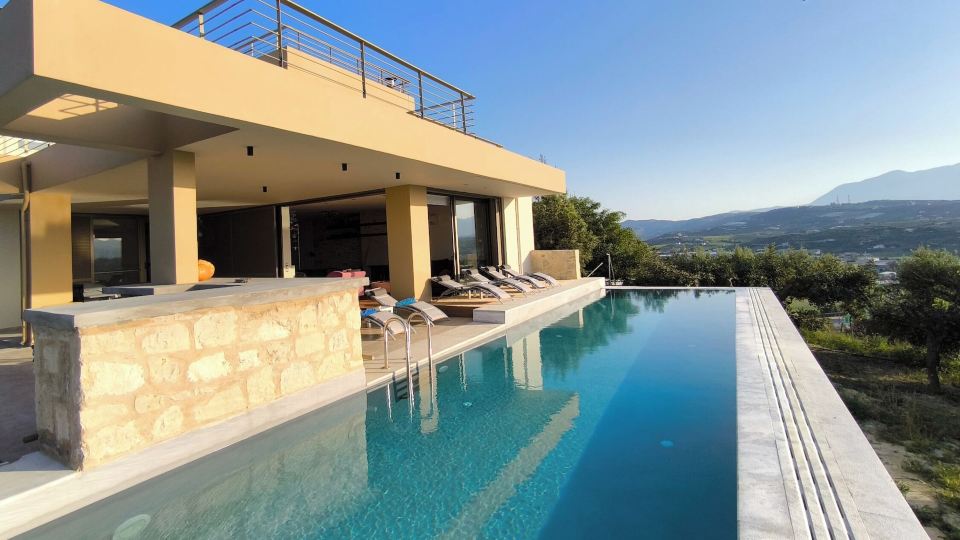 Villa Mirtylla Luxury Retreat w Pool, BBQ and Gym