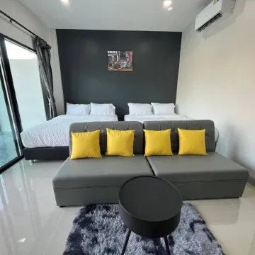 Hillside Premium Hotel Отели рядом с достопримечательностью «Тематический парк The Pirates Park»