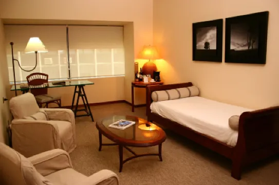 Almacruz Hotel y Centro de Convenciones (Ex Galerías) Отели рядом с достопримечательностью «Культурный центр, монетный двор и площадь Сьюдадана»