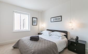 Luxury 2-Bed Flat Parking and Close to the Tube