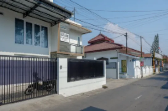 RedDoorz Plus Syariah Near Stasiun Tegal 2