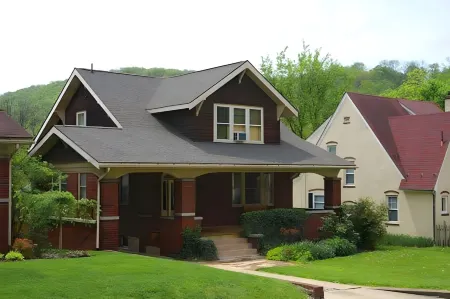 Aunt Bea's Bungalow - Pet Friendly - Hot Tub - Screen Porch - Wifi - Fenced Yard - King Bed - Town Отели рядом с достопримечательностью «Парк штата Беркли Спрингс»