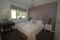Amber Cottage - Luxury Cottage, Hot Tub, Sea Views and Log Burner - parkir