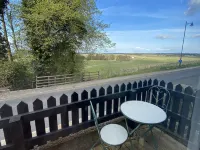 Little Woodbine Hotels in Tain