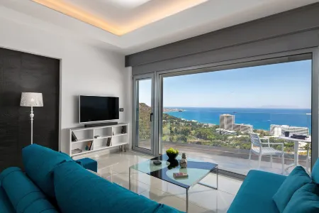 Rhodes Skyline Suite with in Door Jacuzzi Sea View Отели рядом с достопримечательностью «Anthony Quinn Bay»