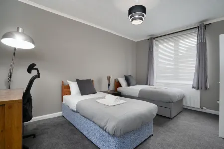 2-Bed Flat Wishaw Free Parking Family-Friendly