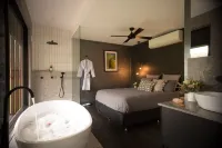 Sambar Hills Hotels in Whitfield