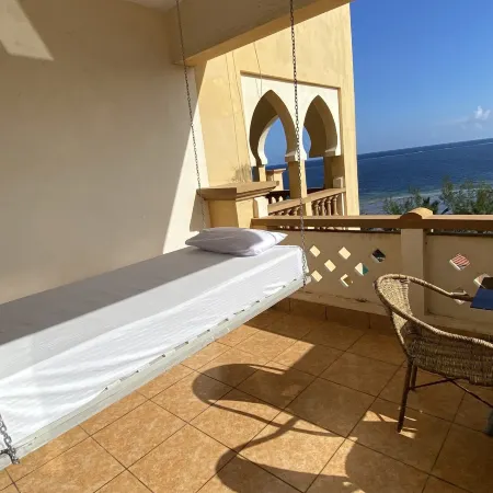 Lux Suites Eden Seafront Apartments