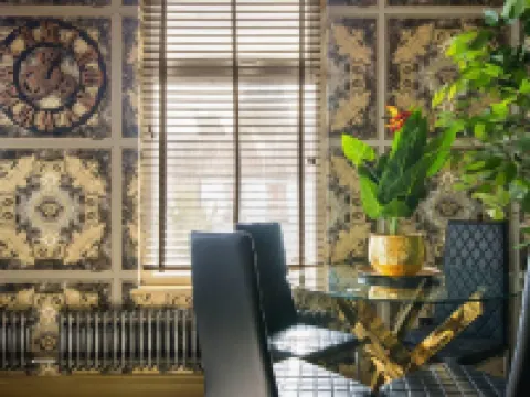 Luxury Versace Sleeps10 HotTub Pool Table Skytv Hotels in Leyton