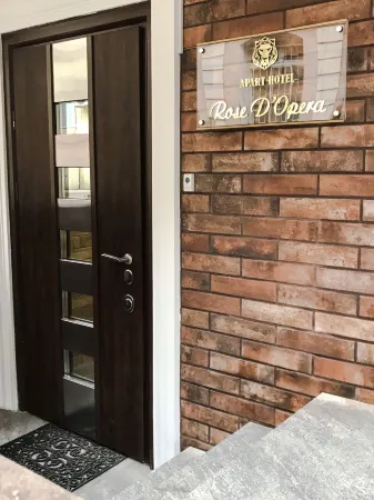 Rose d'Opera Hotel Отели рядом с достопримечательностью «Храм святого апостола Луки»