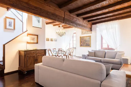 Palazzo Del Pero Luxury Attic - Bymyhomeincomo