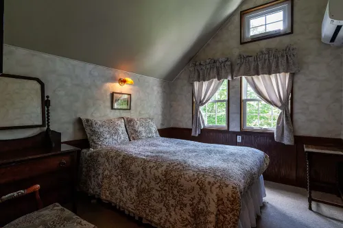 Megamiko  Annie Hills