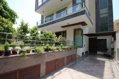 Perch Arbor Suites Отели рядом с достопримечательностью «Tomb of Azim Khan»