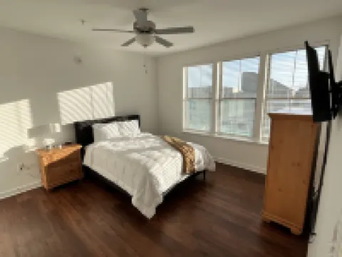 Downtown Memphis Loft! Walking Distance from Beale Street! Garage Parking!
