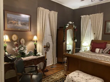 The Magnolias - A Beautiful Charming Historical Home to relax & make memories!