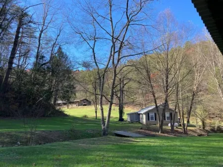 Pond, creeks, paddleboat  and 10 minutes to parkway