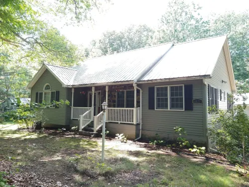 Four-Season Retreat by the Lake; pet friendly!