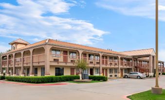 Super 8 by Wyndham Grand Prairie Southwest