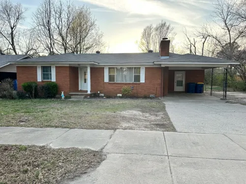 Charming old 3-bedroom house with WiFi, & central heat & air in central Cabot