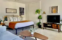 Private Entrance and Full Kitchen Retreat - Charming Cozy Studio Hotels near Sam's Club