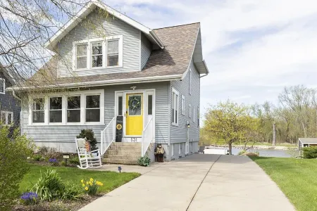 Waterfront Getaway: Kayaks, fishing, game room, fire pit, gathering room…