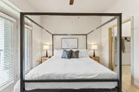 Spacious Retreat with Fast Internet and Full Kitchen - Elegant Escape Hotels in Montopolis