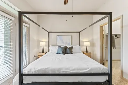 Stylish Oasis with Fast WiFi and Full Kitchen - Chic Retreat Отели рядом с Аэропорт Бергстром