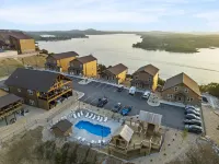 Scenic Lake Views and Private Hot Tub - Stunning Escape Hotel di Pine B Township