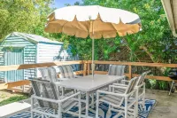 Walk to Beach, Fenced, Pet & Family Friendly