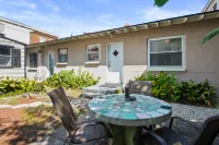 Artistic Decor and Cozy Patio - Charming Historical Retreat