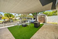 Heated Pool, Hot Tub and Stylish Lounge Area - Spacious Elegant Haven Hotels in Aventura