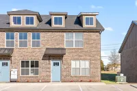 Spacious Townhome with Outdoor Patio and Full Kitchen - Stylish Haven Hotels in Oak Grove