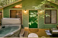 Private & secluded cabin with a hot tub, WiFi, firepit, & full kitchen Hotels in White County