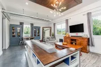 Desirable escape near downtown with firepit, fast WiFi, central AC & kitchenette Hotels in Swannanoa