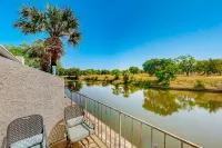 Charming Waterfront Townhouse at Horseshoe Bay w/ Patio Hotels in Horseshoe Bay