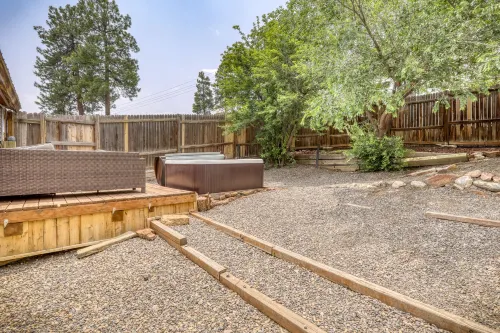 Relaxing Hot Tub and Enclosed Backyard Retreat - Charming Cottage