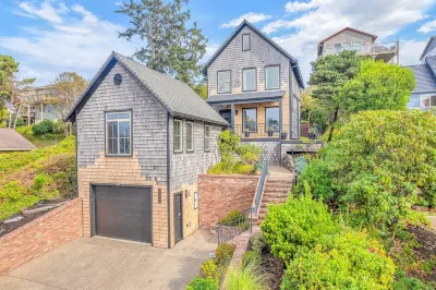 Sandy Feet Cottage & the Blacklight Game Room Hotels near North Lincoln County Historical Museum