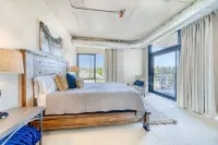 Chic Design and Gourmet Kitchen - Stylish Riverstone Retreat