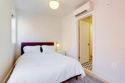 Modern Finishes and Fully Appointed Kitchen - Stylish Retreat Hotels in Capitol Hill