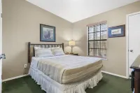 Table Rock Lake Access and Mini Golf Fun - Charming Cozy Retreat Hotels in Kimberling City