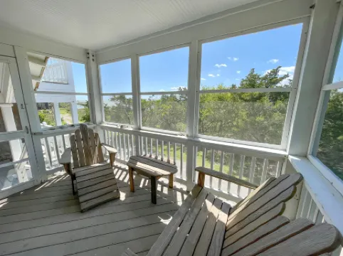 Charming Loft Retreat with Screened Porch - Cozy and Inviting Escape