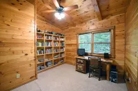 Hot Tub, Game Room and WiFi Access - Cozy Retreat Hotels in Mineral Bluff