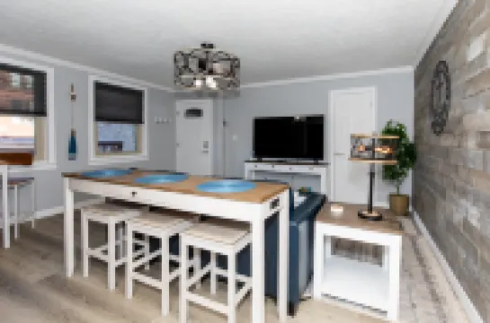 Steps to Waterfront and Vibrant Attractions - Charming Cozy Retreat