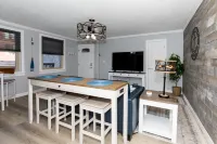 Steps to Waterfront and Vibrant Attractions - Charming Cozy Retreat Hotels in Marblehead